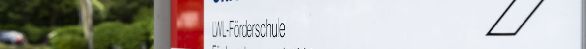 Name der Schule mit Richtungspfeil