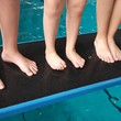 Schulschwimmen  - Füße am Rand des Beckens
