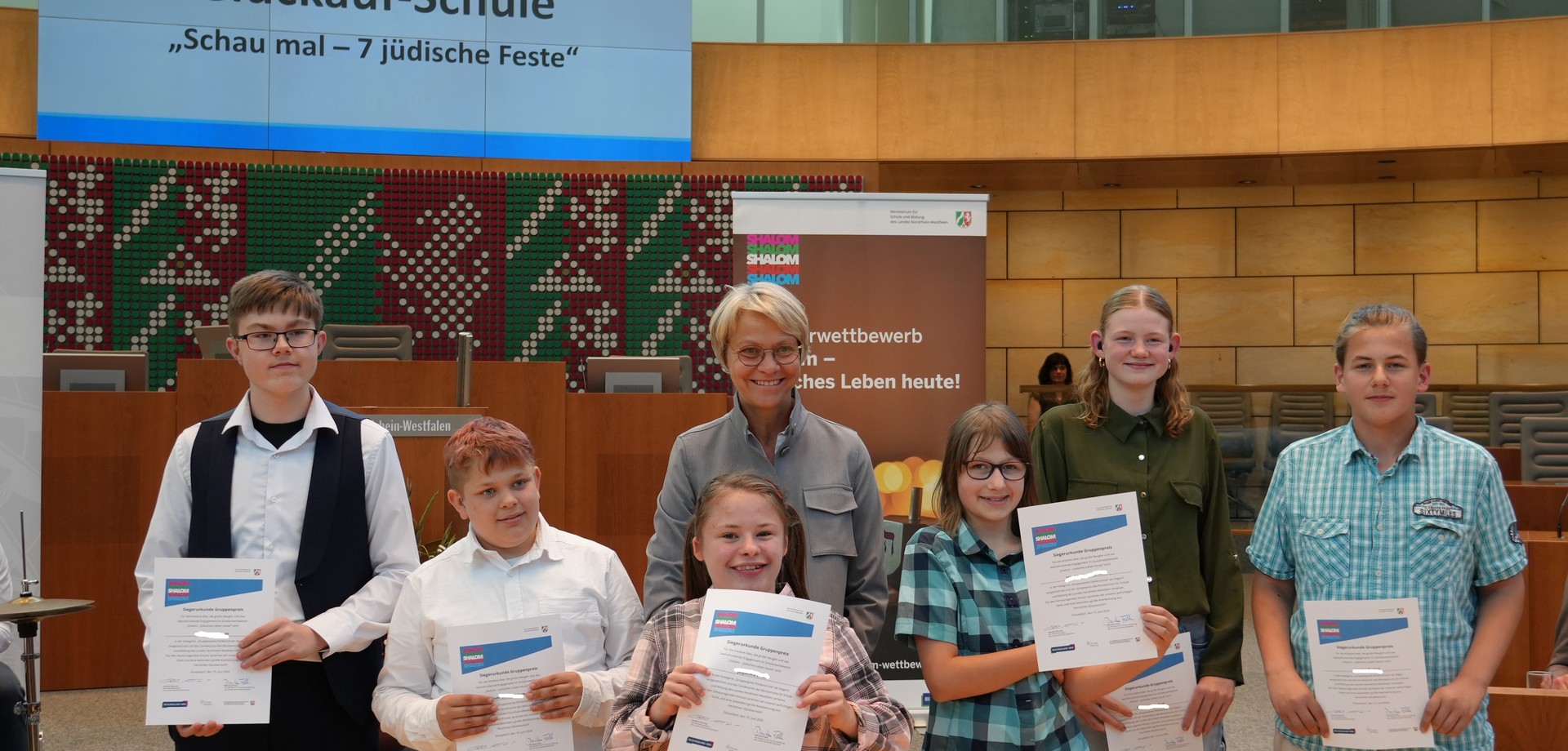 Bildungsministerin mit Schüler:innen