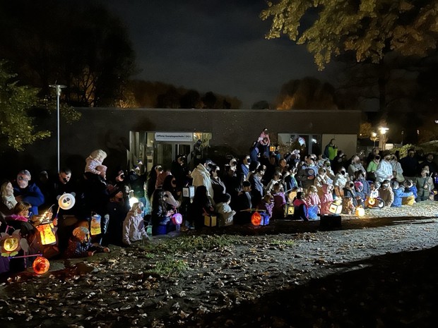 Menschen versammeln sich um den Bettler