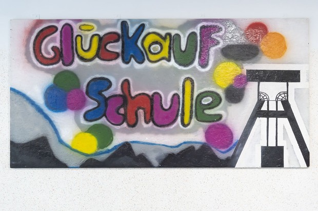 Graffiti des Schulnamens