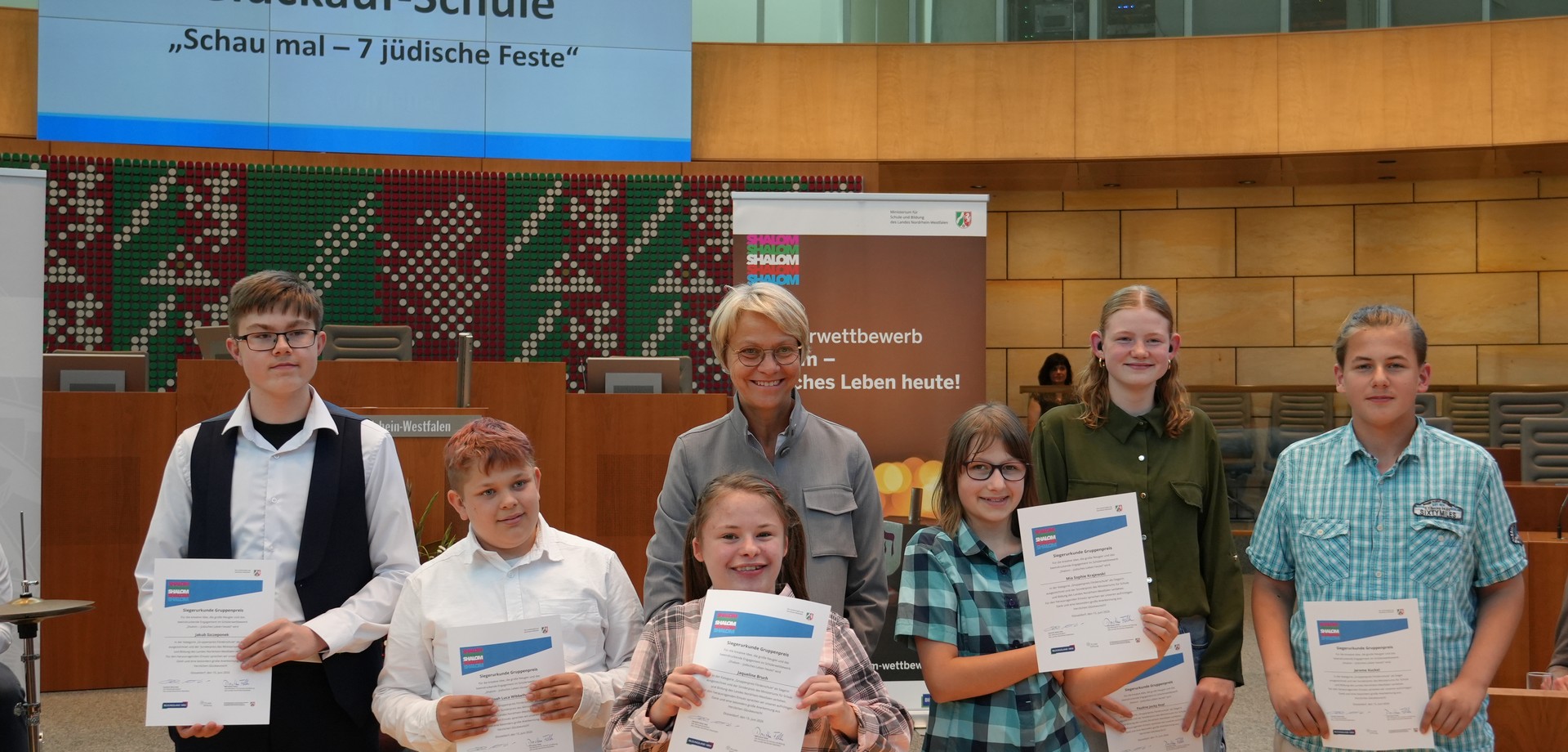 Bildungsministerin mit Schüler:innen