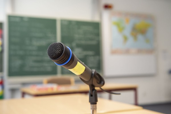 Mikrofon in der Klasse auf einem Schülertisch
